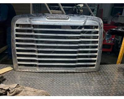 Used Freightliner Century Grill
Right side Mounting Points are Broken