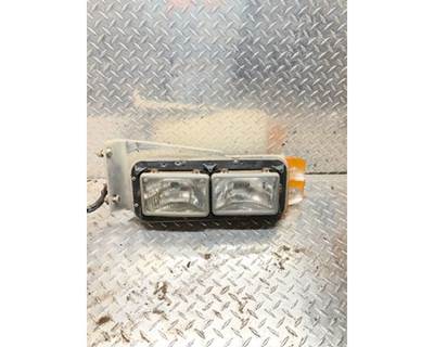 Peterbilt 379 Right Side Head Light Bucket
Broken Turn Signal