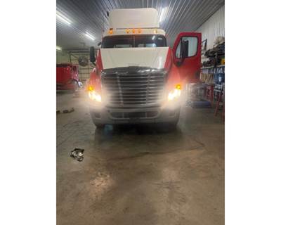 Used 2011 Freightliner Cascadia Hood