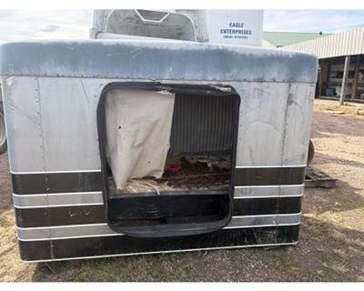 USED EARLY 80'S KENWORTH 36 INCH FLAT TOP SLEEPER
COULD BE USED ON B MODEL W900