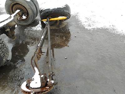 GMC TopKick C6500 Front Axle Assembly for a 1995 GMC C6000 Topkick