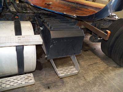 International 9200i Battery Box