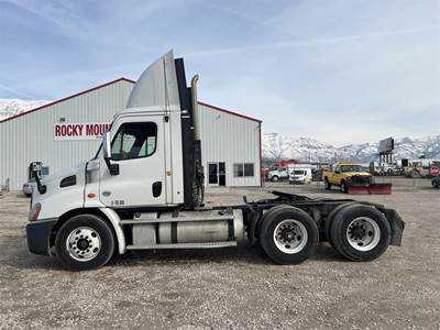 Freightliner Cascadia 113 Day Cab Truck - Detroit 410HP, 10 Speed Manual