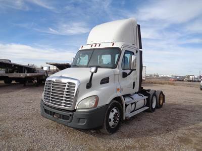 Freightliner Cascadia 113 Day Cab Truck - Detroit, 10 Speed Manual