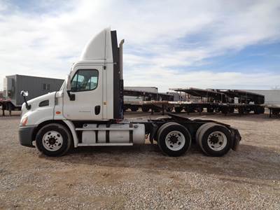 Freightliner Cascadia 113 Day Cab Truck - Detroit, 10 Speed Manual