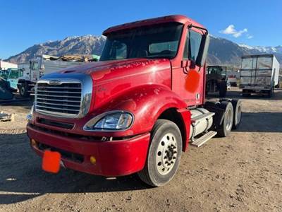 Freightliner Columbia 120 Day Cab Truck