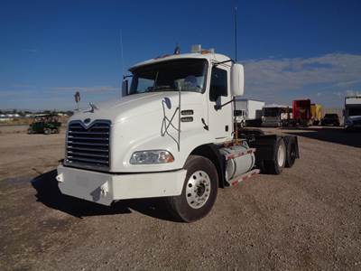Mack Vision CXN613 Day Cab Truck - 435HP, Automatic