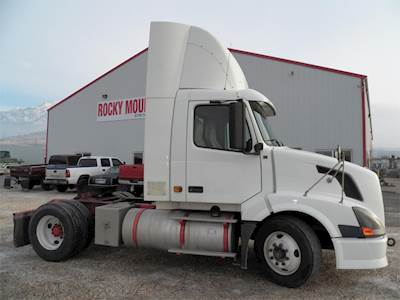 Volvo VNL42T300 Day Cab Truck