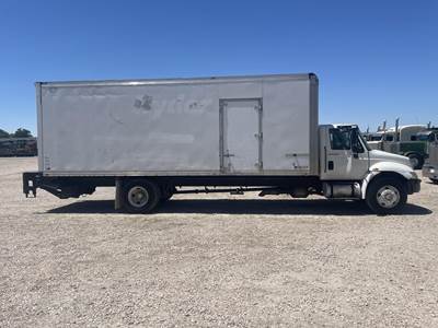 International DuraStar 4300 24 ft Box Truck - 6 Speed Automatic, Roll up Door, Liftgate
