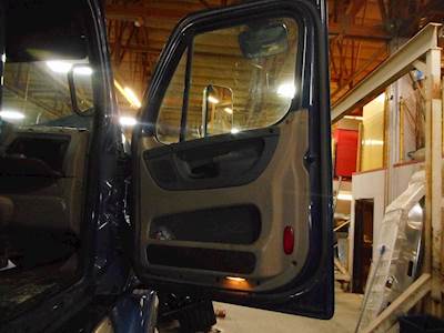 Freightliner Cascadia 125 Right Door for a 2011 Freightliner Cascadia