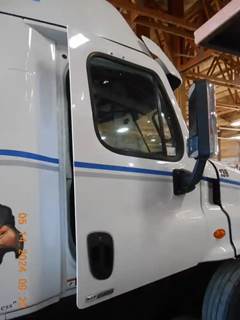Freightliner Cascadia Right Door