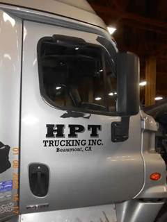 Freightliner Cascadia Right Door