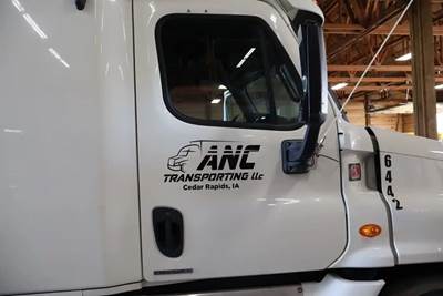 Freightliner Cascadia Right Door