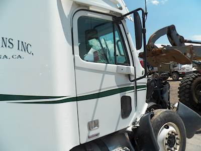 Freightliner Columbia 120 Right Door for a 2005 Freightliner CL120