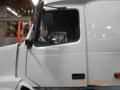 Volvo VNL Left Door