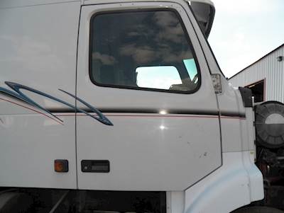 Volvo VNL610 Right Door