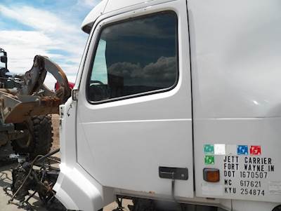 Volvo VNL610 Left Door