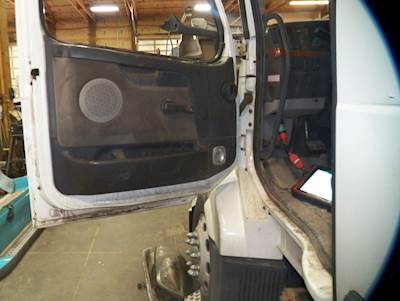 Volvo VNL630 Left Door