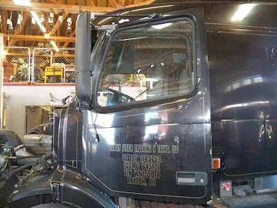 Volvo VNL64T Left Door