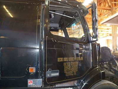 Volvo VNL64T Right Door