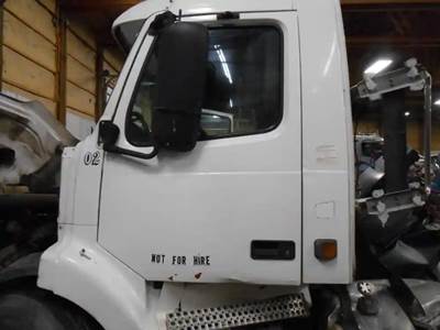 Volvo VNL64T Left Door