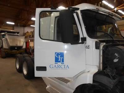 Volvo VNL64T Right Door