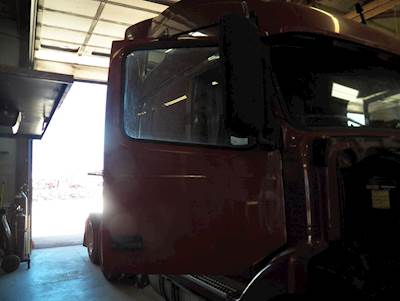 Volvo VNL64T660 Right Door