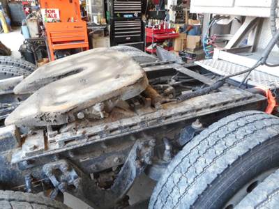 Fontaine AIR SLIDE Fifth Wheel for a 2002 Kenworth W900