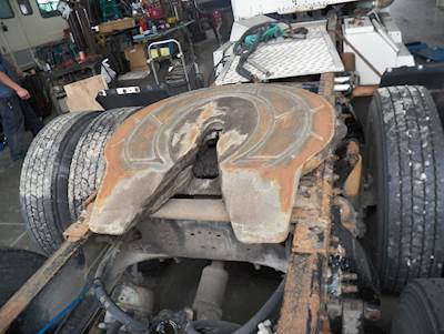 Holland AIR SLIDE Fifth Wheel for a 1999 Freightliner FLD