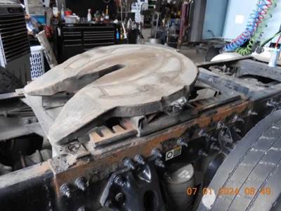 Holland AIR SLIDE Fifth Wheel for a 2017 Peterbilt 579