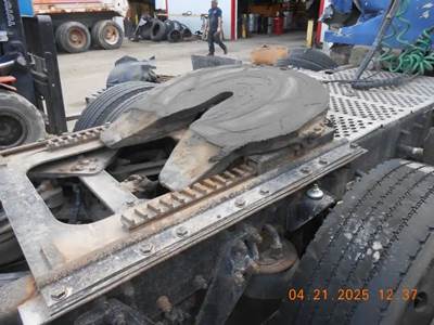 Holland AIR SLIDE Fifth Wheel for a 2003 Kenworth W900
