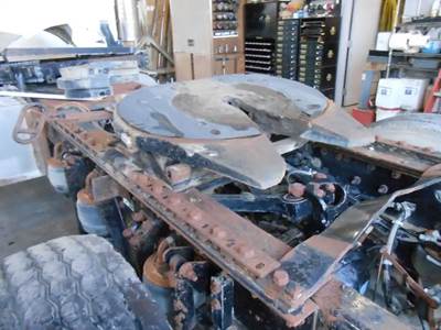 Jost AIR SLIDE Fifth Wheel for a 2005 Kenworth T800B