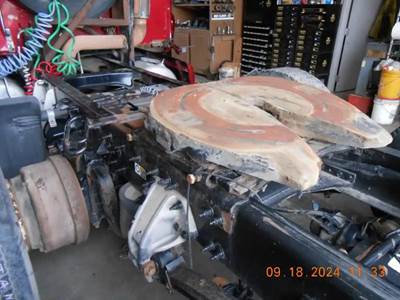 Jost AIR SLIDE Fifth Wheel for a 2010 Peterbilt 387