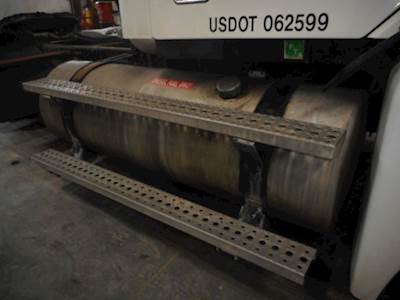 Freightliner Century Class 120 Right Fuel Tank for a 2005 Freightliner CL120