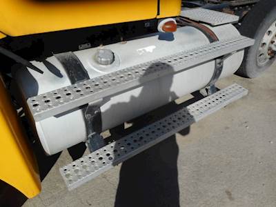 Freightliner Century Class Left Fuel Tank for a 2006 Freightliner COLUMBIA