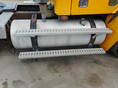 Freightliner Century Class Right Fuel Tank for a 2006 Freightliner COLUMBIA