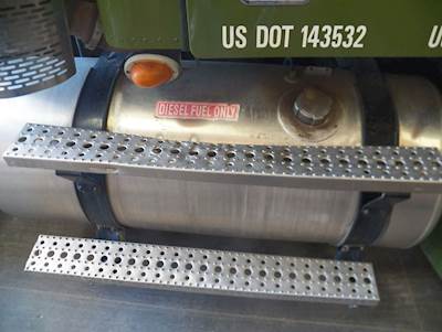 Freightliner Columbia 120 Right Fuel Tank for a 2007 Freightliner CL120