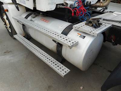 Freightliner Columbia 120 Left Fuel Tank for a 2004 Freightliner CL120