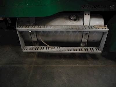 Freightliner FLD120 Right Fuel Tank for a 1991 Freightliner FLD112