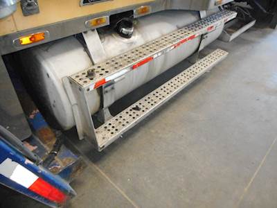 Freightliner FLD120 Classic Left Fuel Tank for a 2000 Freightliner Classic 120