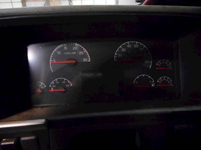 Volvo VNL780 Instrument Panel Cluster for a 2006 Volvo VNL 780