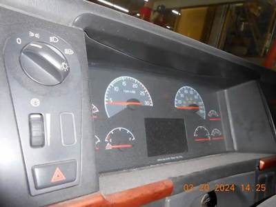 Volvo VNL Instrument Panel Cluster