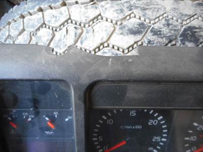 Volvo VNL64T Instrument Panel Cluster