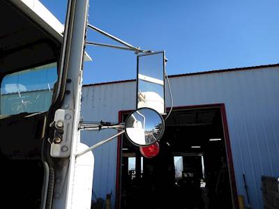 Freightliner Columbia 112 Right Mirror for a 1986 Freightliner CL-112
