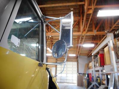 Volvo / WhiteGMC WIA Aero Right Mirror for a 1995 Volvowhitegmc WIA AREO SERIES