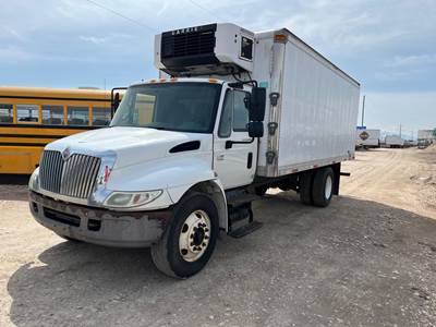 International DuraStar 4300 Refrigerated Truck - 6 Speed Automatic, Thermo King