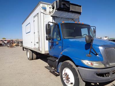 International DuraStar 4300 Refrigerated Truck - Automatic, Liftgate