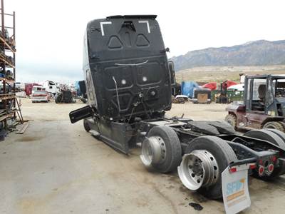 Freightliner Cascadia Salvage Truck