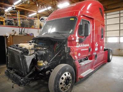 Freightliner Cascadia Salvage Truck
