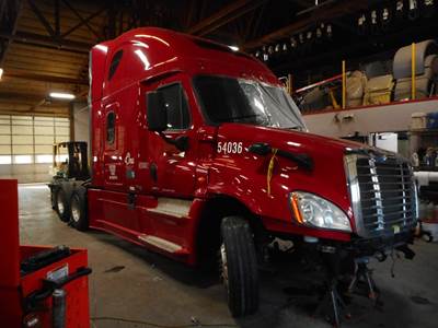 Freightliner Cascadia Salvage Truck
